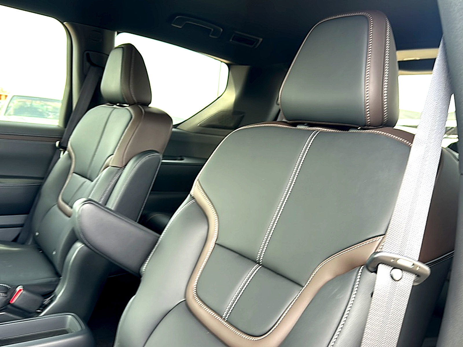 New 2026 Nissan Armada SL w/ Captain's Chari Seat Package image 16