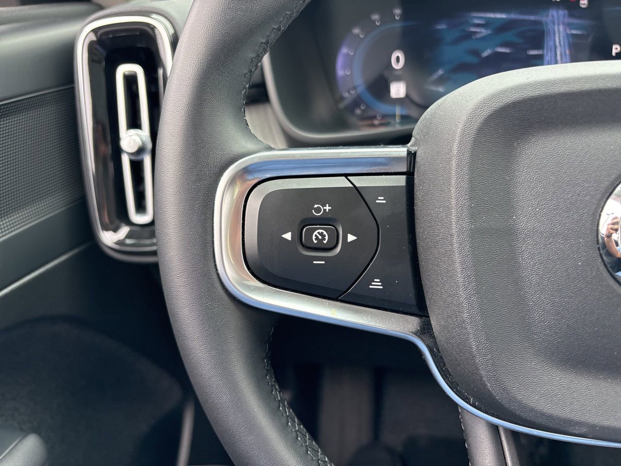 Certified 2025 Volvo XC40 B5 Plus AWD/4WD image 22