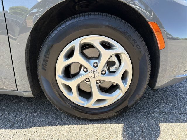 Certified 2024 Chrysler Pacifica Limited FWD image 15