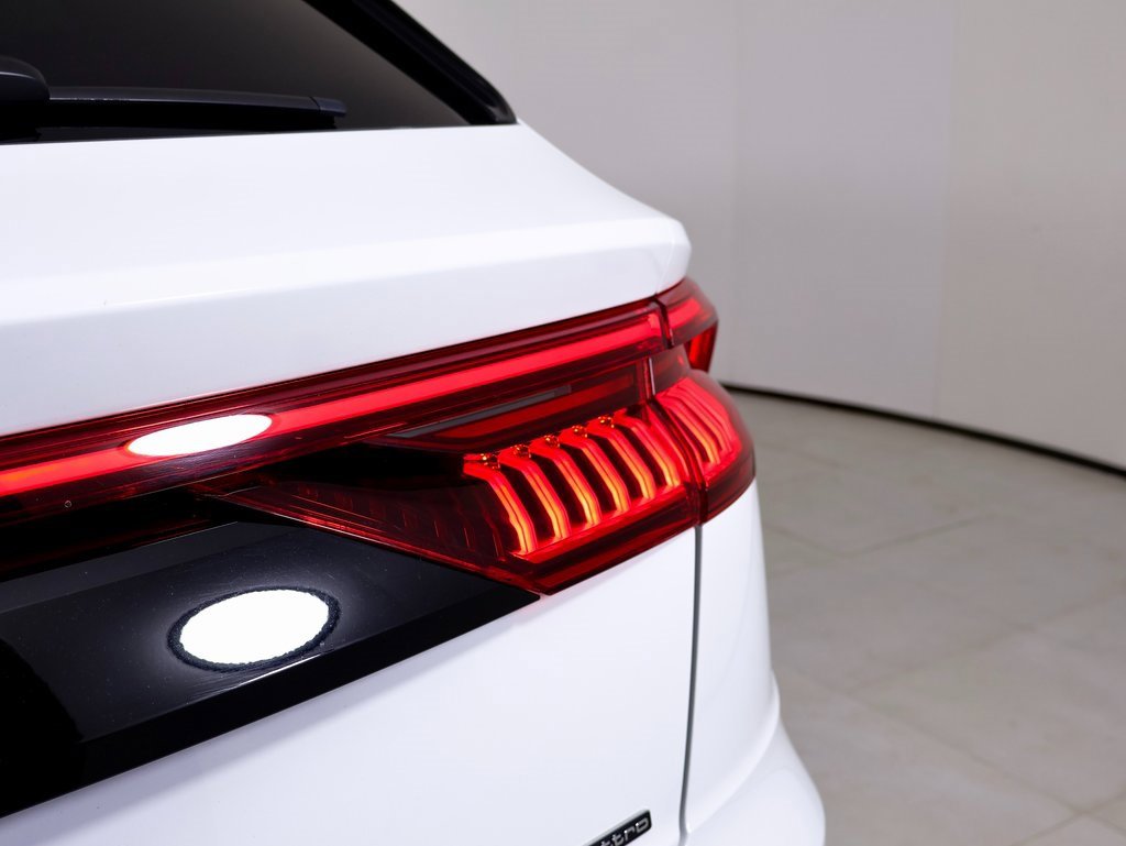 Used 2023 Audi Q8 Premium image 12
