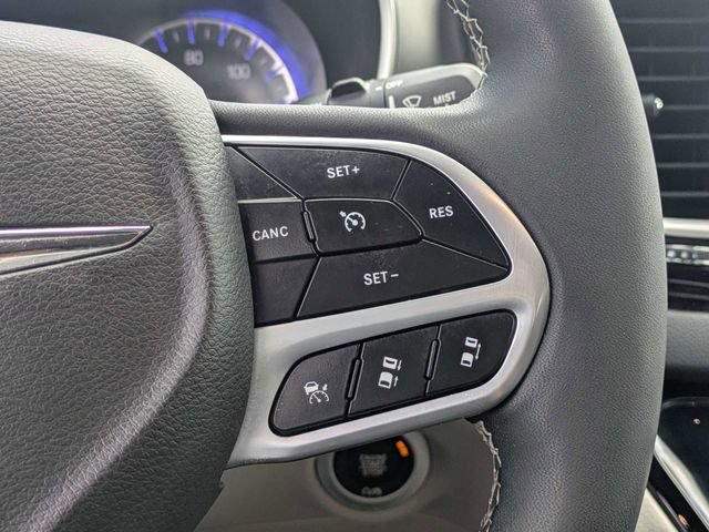 Used 2023 Chrysler Pacifica Touring-L FWD image 26