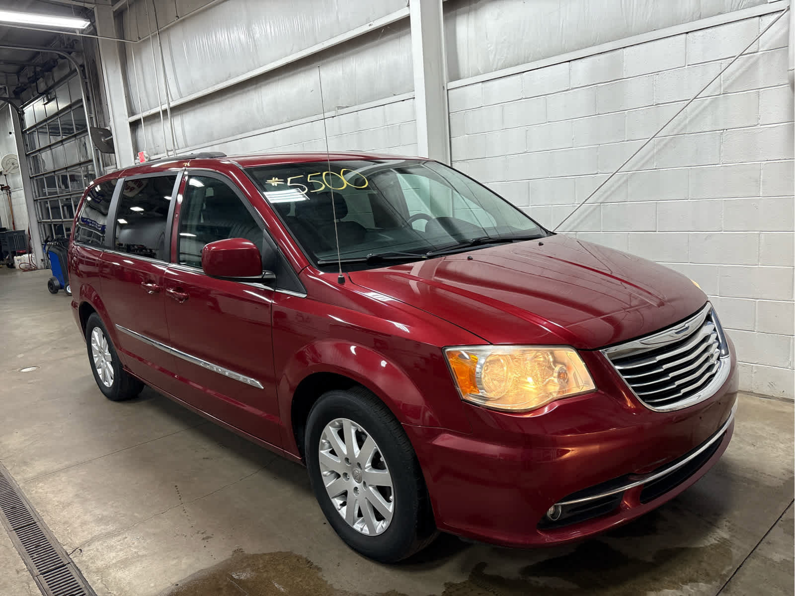 Used 2014 Chrysler Town & Country Touring image 3