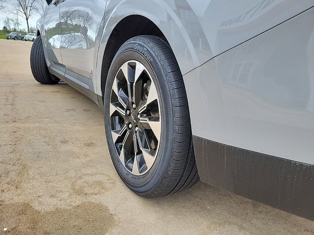 Used 2024 Kia Carnival EX FWD image 18