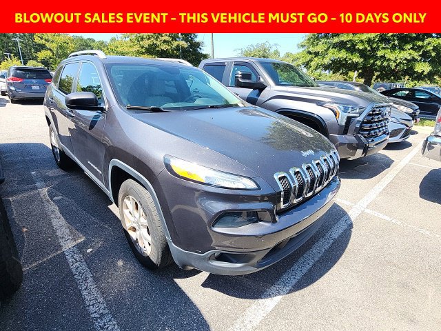 Used 2016 Jeep Cherokee Latitude w/ Cold Weather Group AWD/4WD image 1