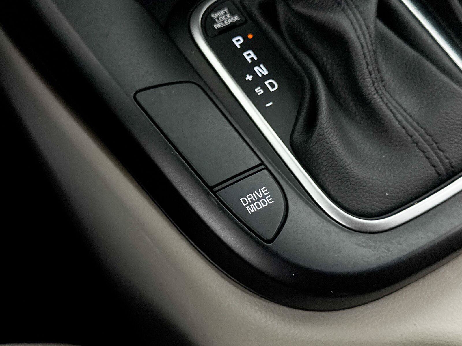 Used 2025 Kia Soul LX w/ LX Technology Package FWD image 8