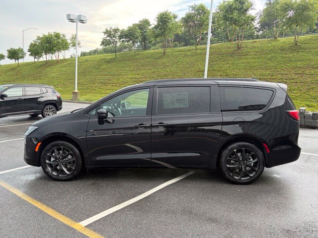 New 2027 Chrysler Pacifica Limited w/ Family Tech Group AWD/4WD image 4