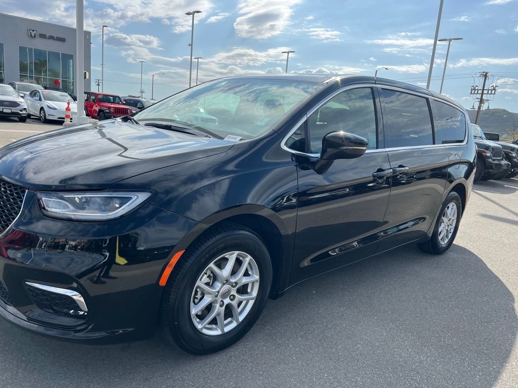 Used 2024 Chrysler Pacifica Touring image 12