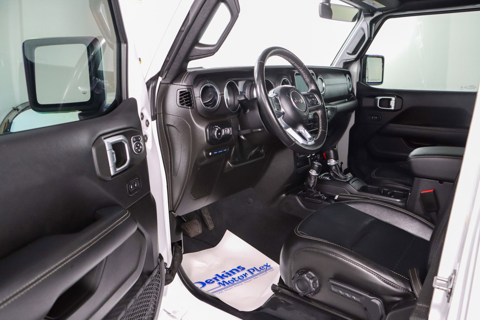 Used 2022 Jeep Wrangler Unlimited Sahara w/ Cold Weather Group image 4