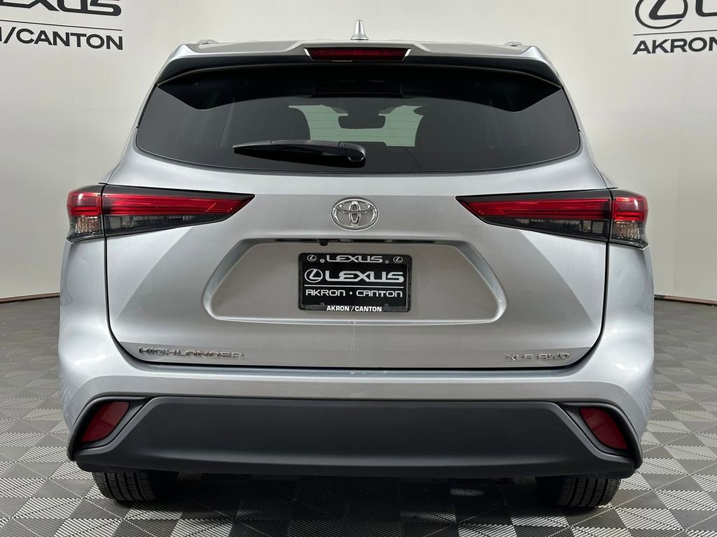 Used 2021 Toyota Highlander XLE AWD/4WD image 8