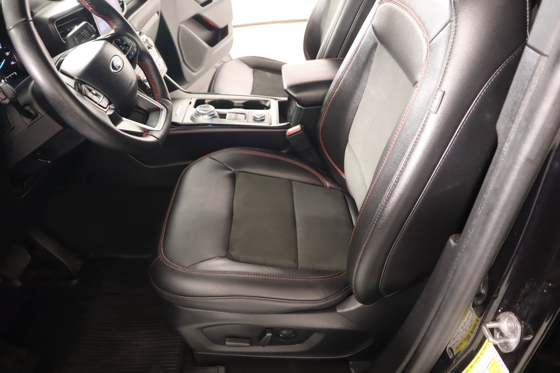 Used 2023 Ford Explorer ST-Line image 12