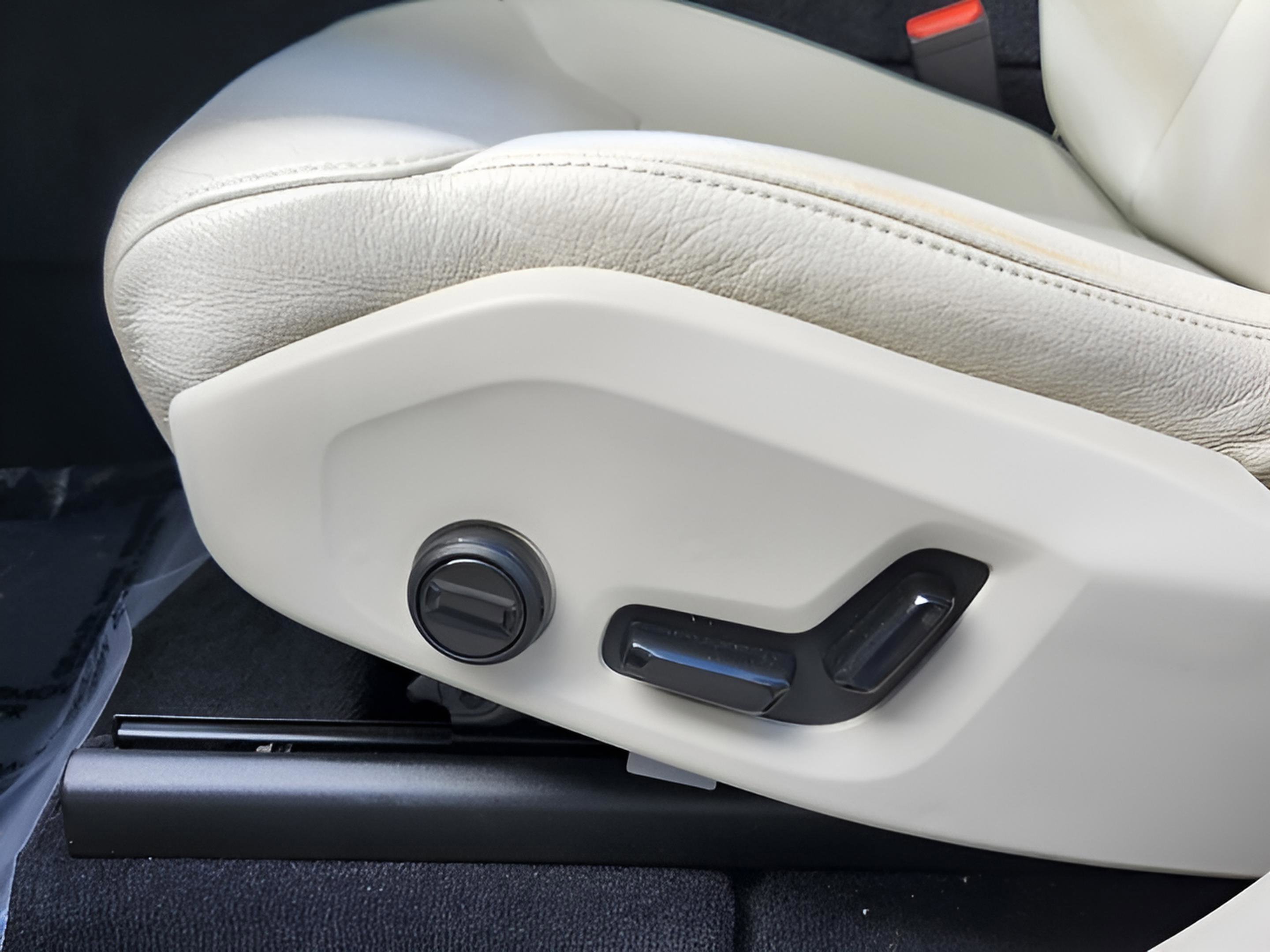 Used 2020 Volvo XC60 T8 Momentum w/ Protection Package Premier image 11