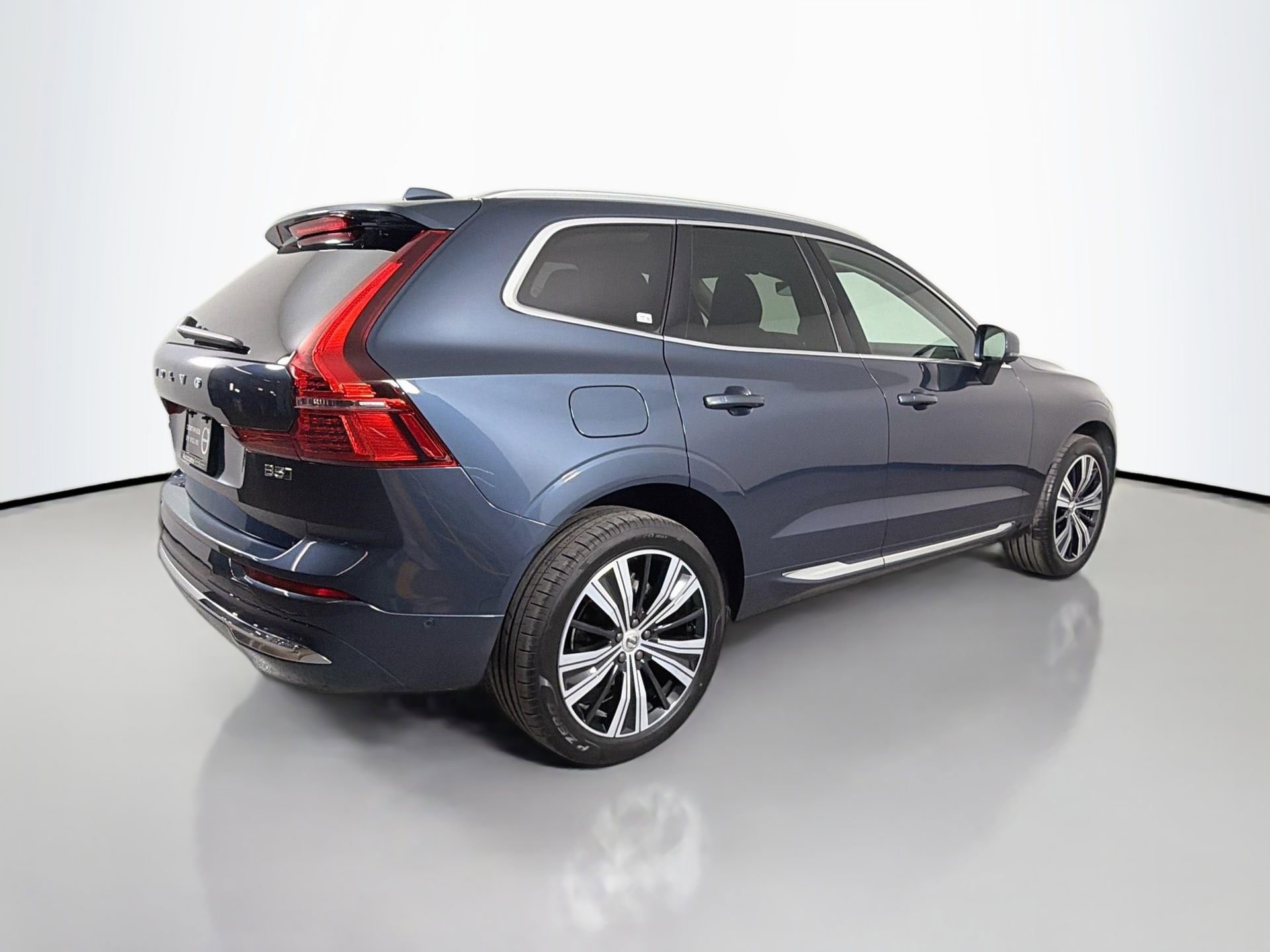 Certified 2023 Volvo XC60 B5 Plus AWD/4WD image 6