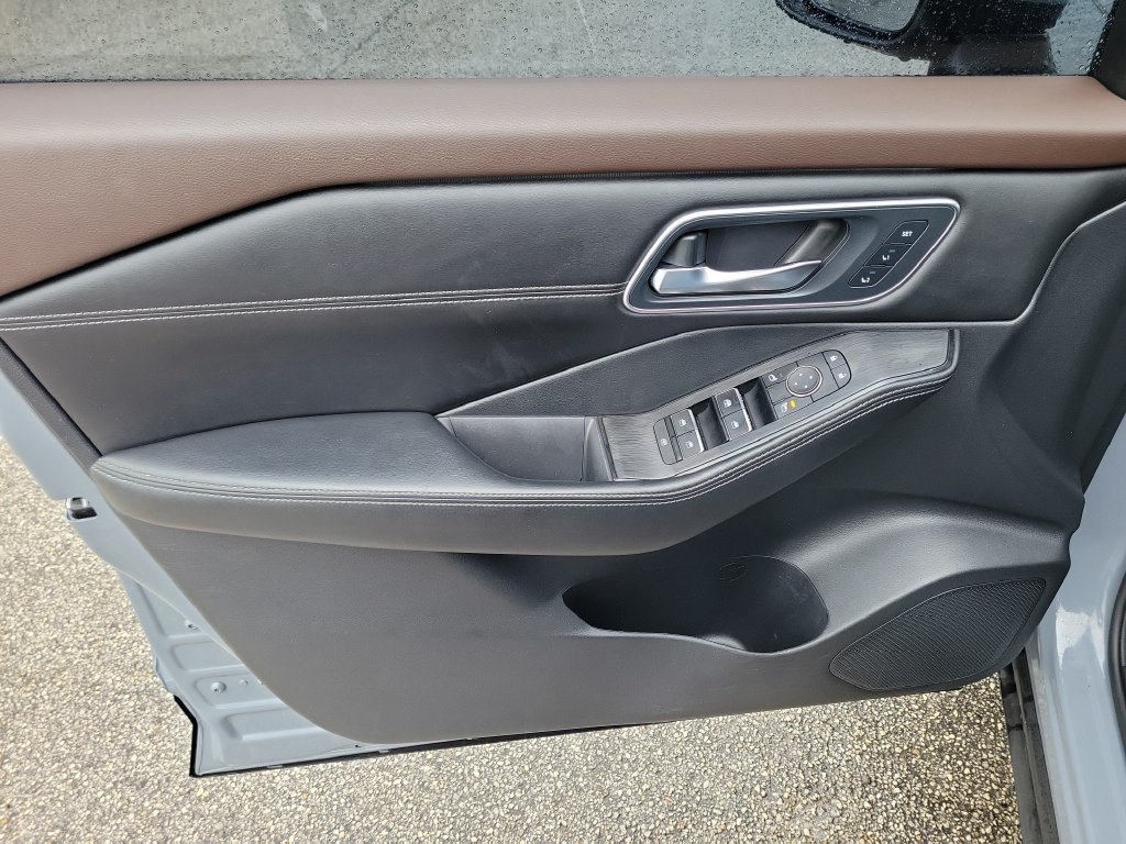Used 2022 Nissan Rogue Platinum w/ Head-Up Display Package FWD image 13
