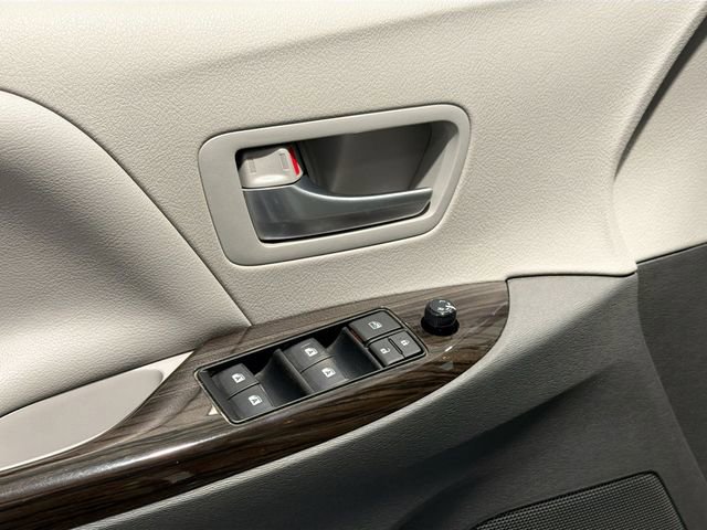 Used 2018 Toyota Sienna XLE FWD image 15