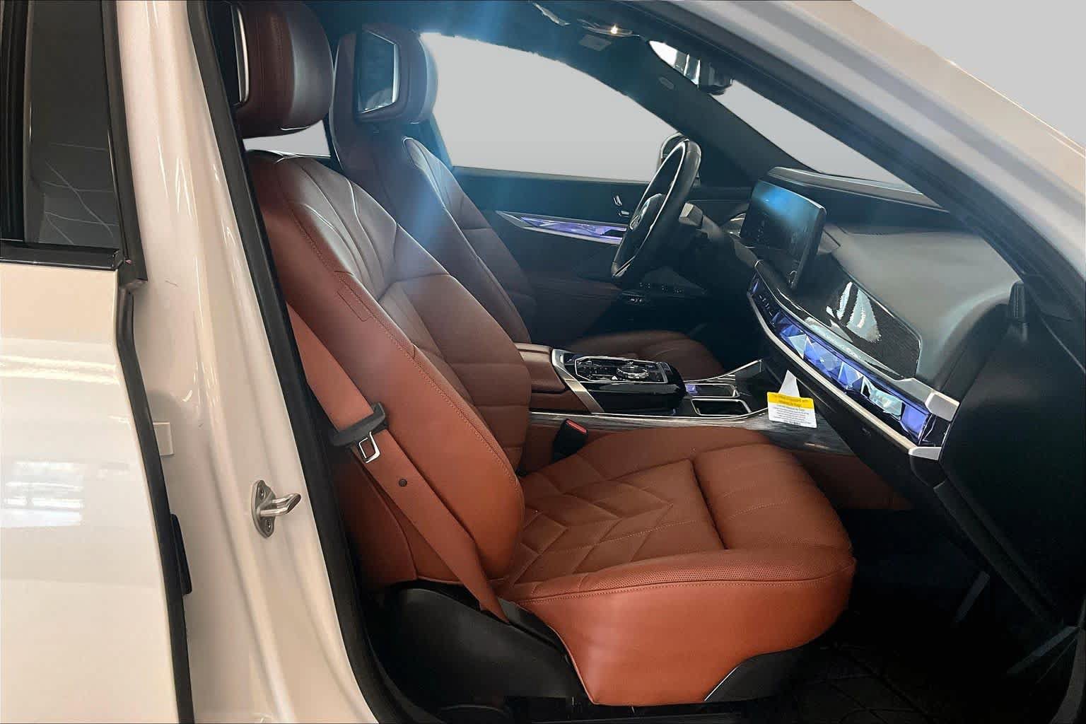 Used 2025 BMW i7 xDrive60 AWD/4WD image 8