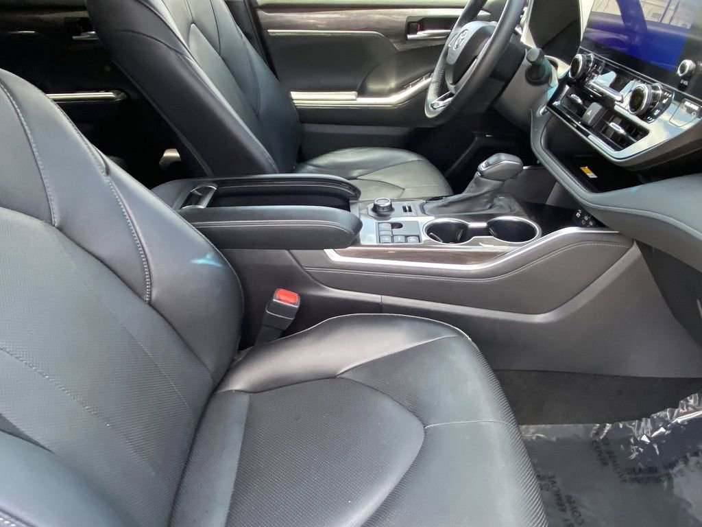 Used 2024 Toyota Highlander Limited AWD/4WD image 17