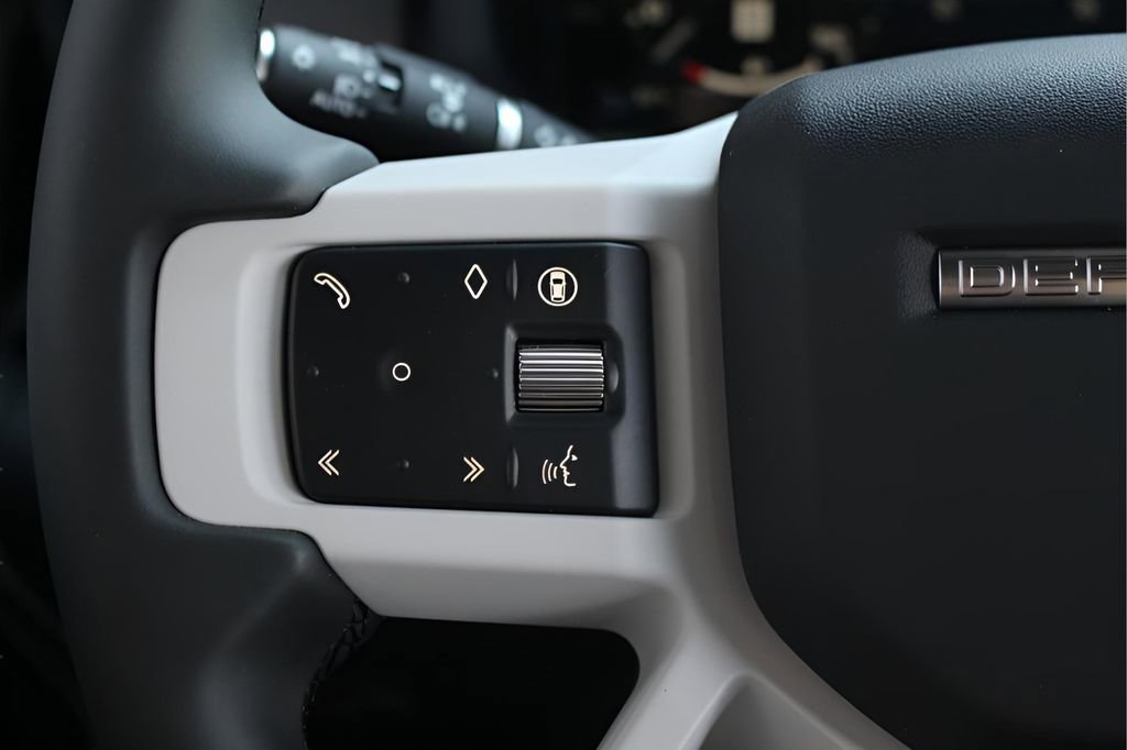 New 2025 Land Rover Defender 130 X-Dynamic SE AWD/4WD image 21