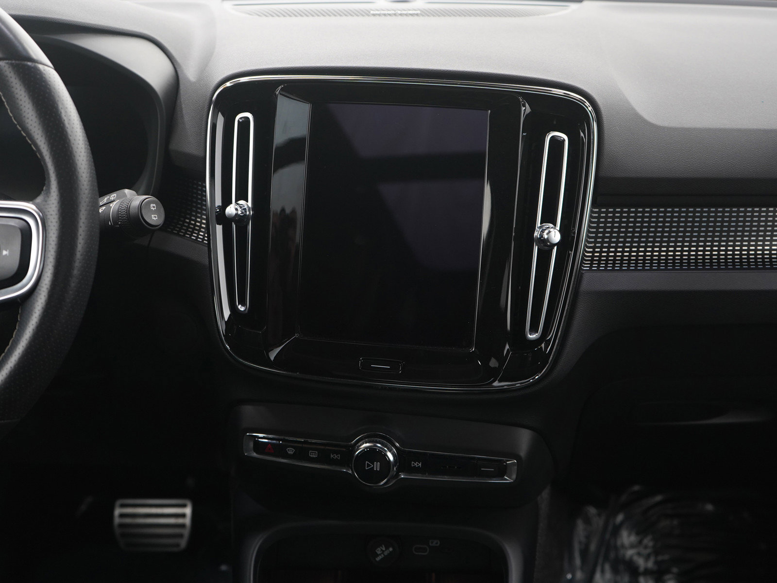 Used 2021 Volvo XC40 P8 Recharge w/ Advanced Package image 16