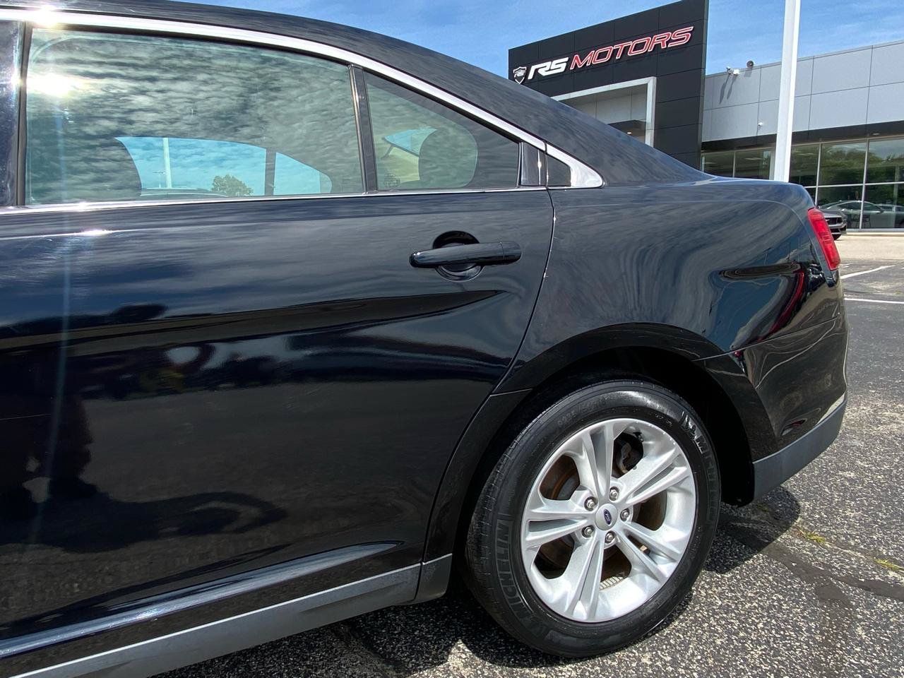 Used 2017 Ford Taurus SE FWD image 13