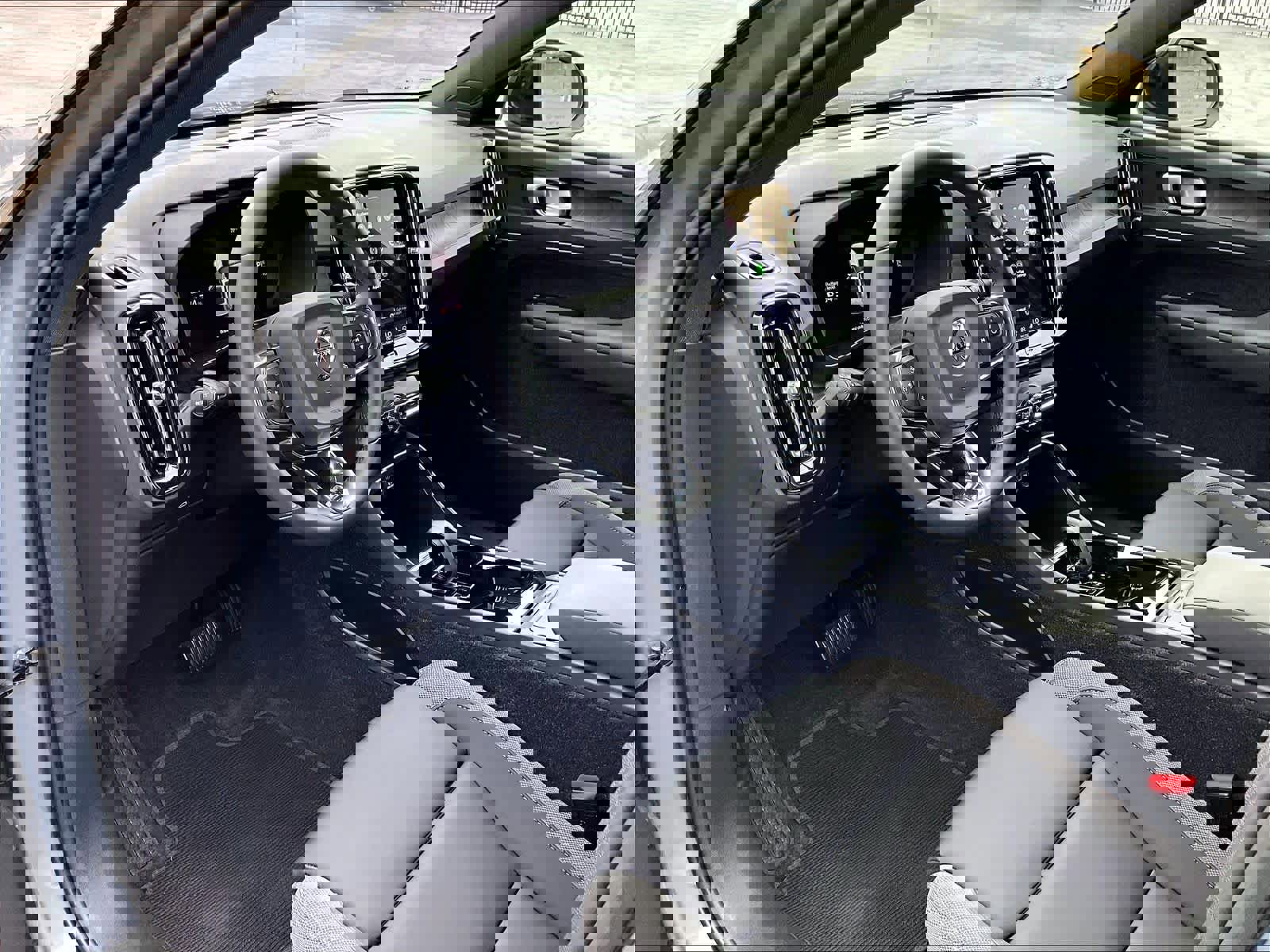 Used 2023 Volvo XC40 Recharge Plus image 17