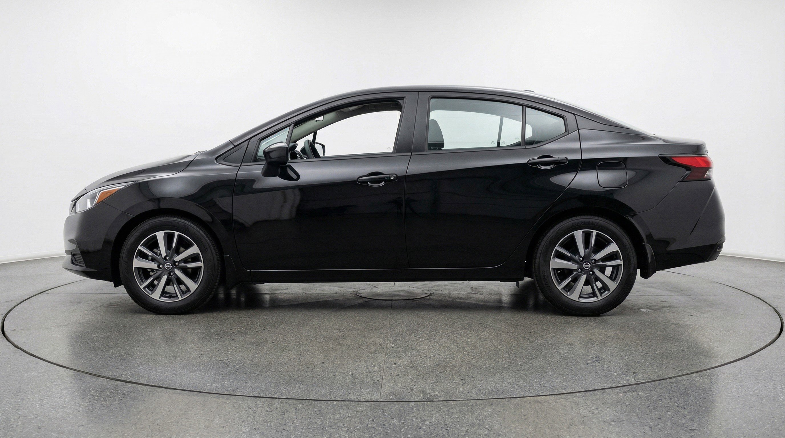 Used 2025 Nissan Versa SV image 5