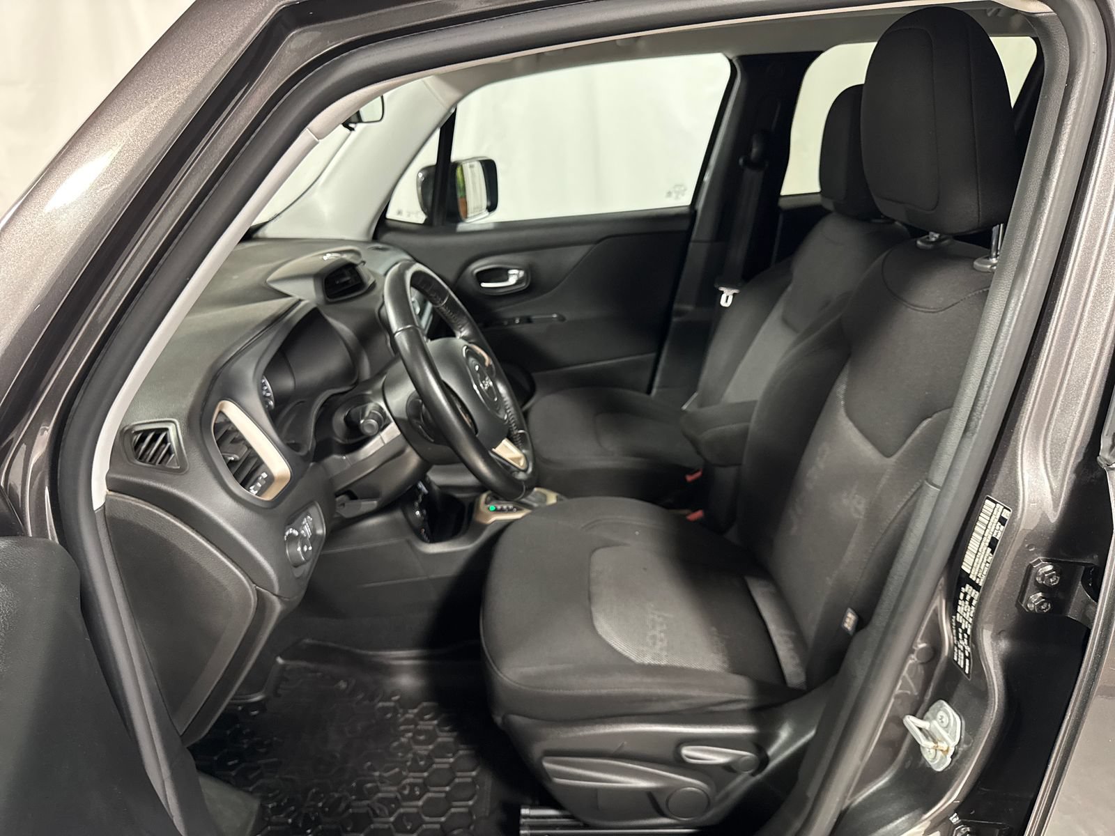 Used 2017 Jeep Renegade Latitude w/ Trailer Tow Group AWD/4WD image 2