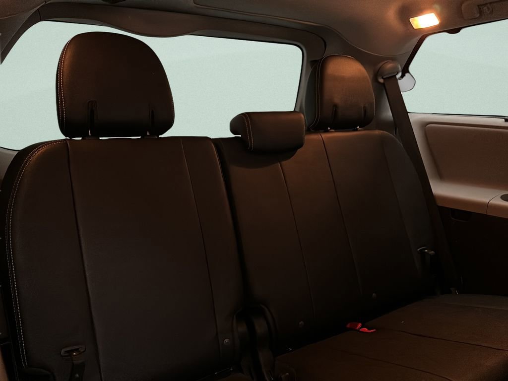 Used 2015 Toyota Sienna SE FWD image 16