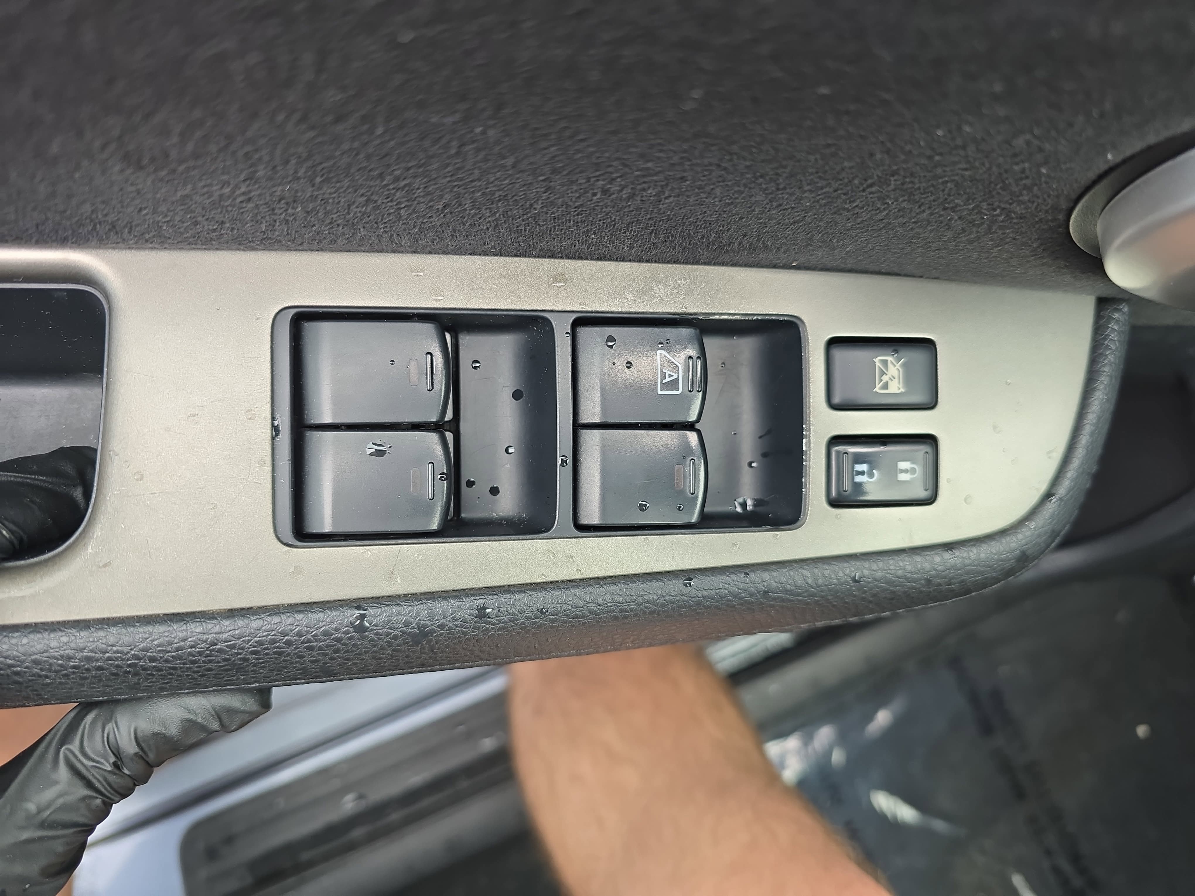 Used 2011 Nissan Versa Hatchback w/ Premium Pkg FWD image 25