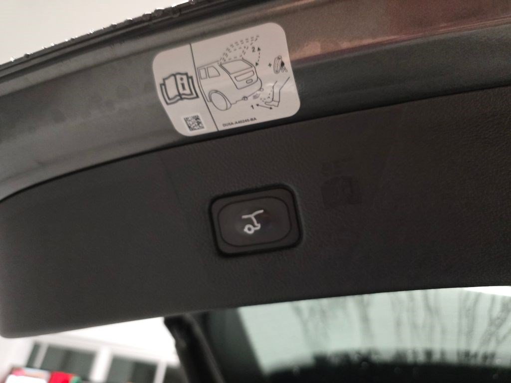 Used 2018 Ford Edge Titanium w/ Equipment Group 302A AWD/4WD image 43