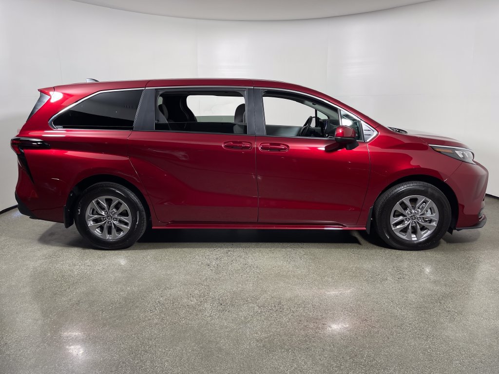 New 2026 Toyota Sienna LE FWD image 2