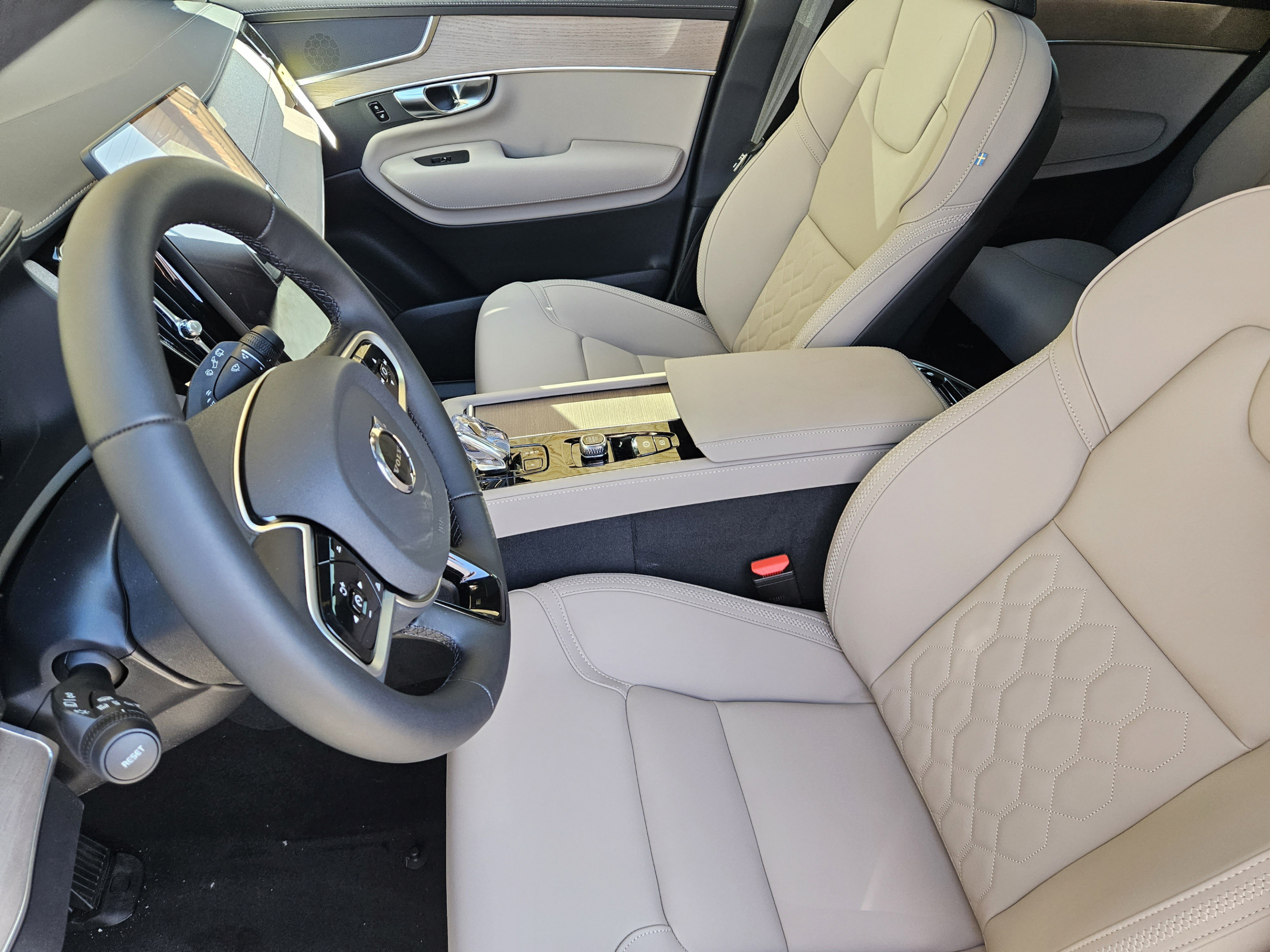 New 2026 Volvo XC90 B5 Plus w/ Protection Package Premier AWD/4WD image 10