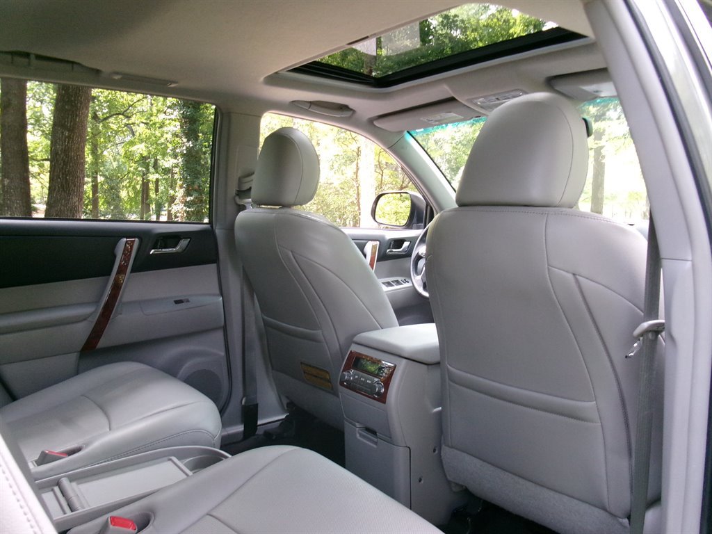 Used 2012 Toyota Highlander Limited w/ Tow Pkg FWD image 22