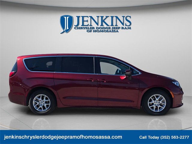 Used 2023 Chrysler Pacifica Touring-L image 2