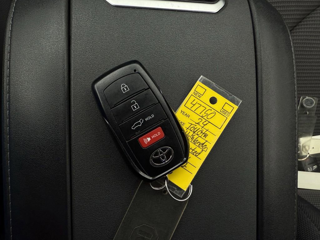 Used 2024 Toyota Highlander Limited image 28