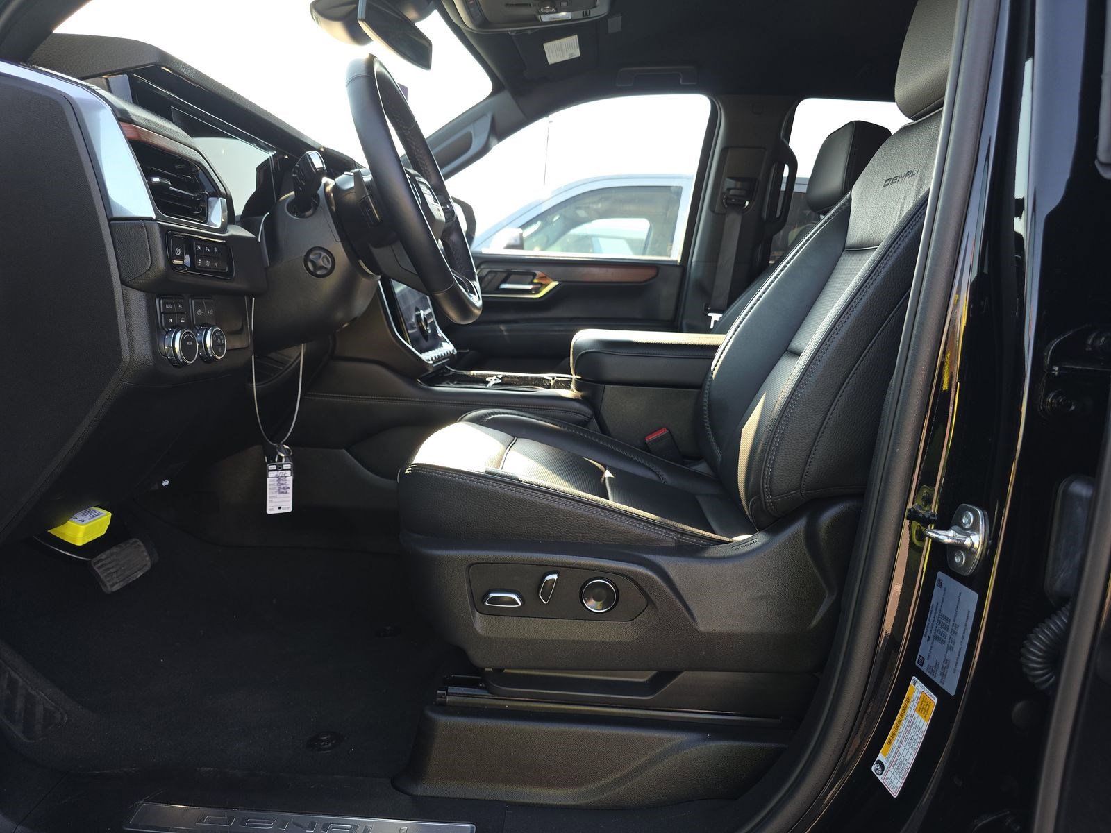Used 2025 GMC Yukon Denali AWD/4WD image 7