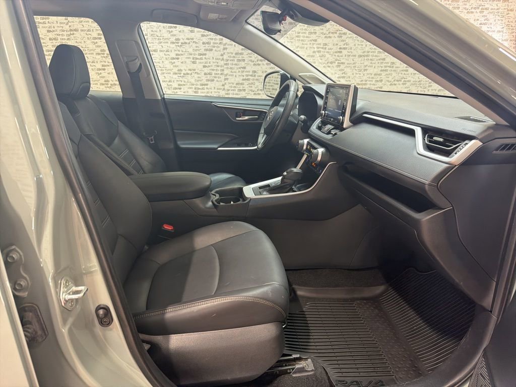 Used 2021 Toyota RAV4 XLE Premium image 11