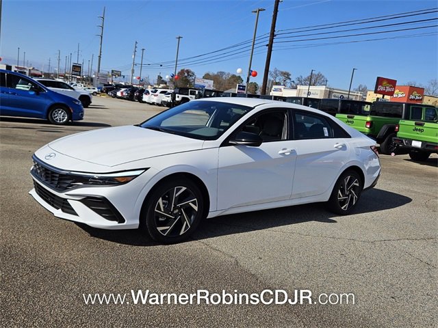 Used 2025 Hyundai Elantra Sport image 3