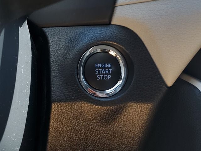 Used 2021 Toyota RAV4 XLE w/ Convenience Package FWD image 32