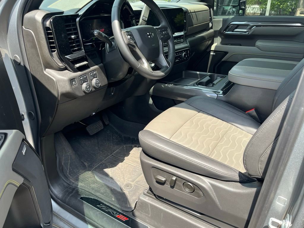 Used 2025 Chevrolet Silverado 2500 ZR2 w/ Technology Package AWD/4WD image 10