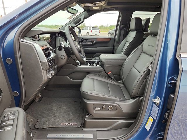 New 2025 GMC Yukon XL Denali w/ Denali Reserve Package image 14