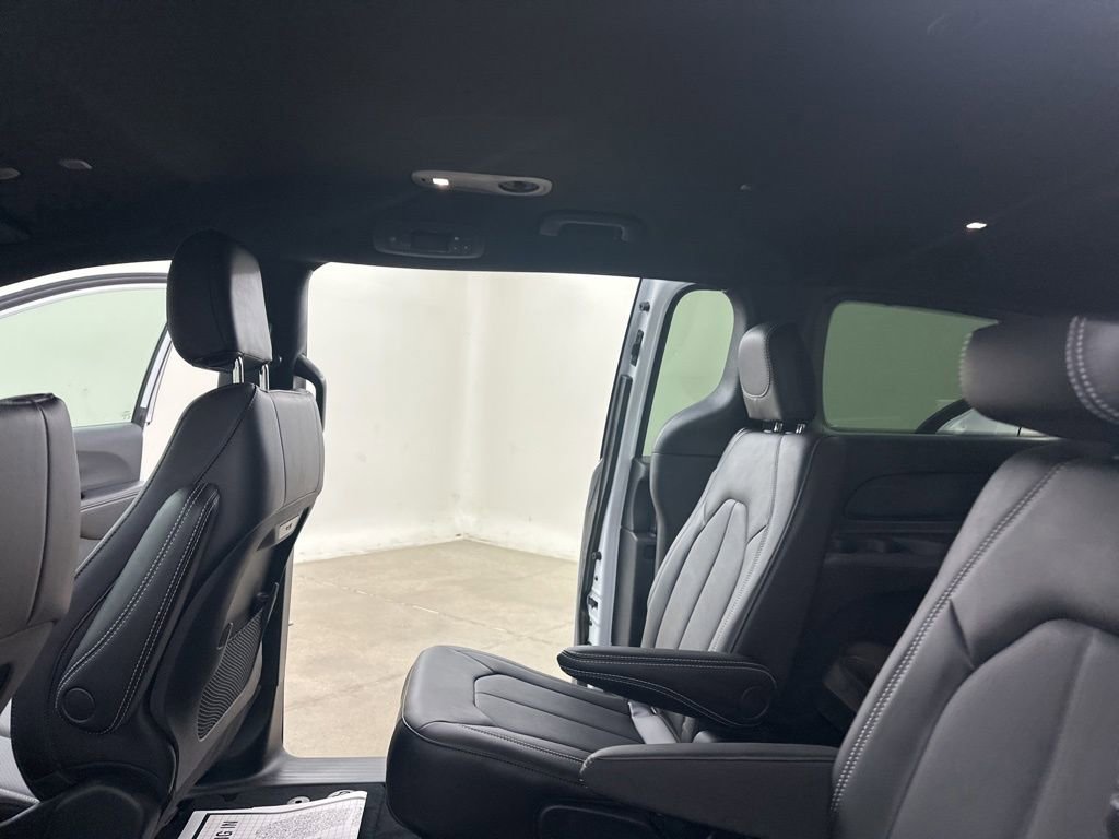 New 2026 Chrysler Pacifica Select image 26