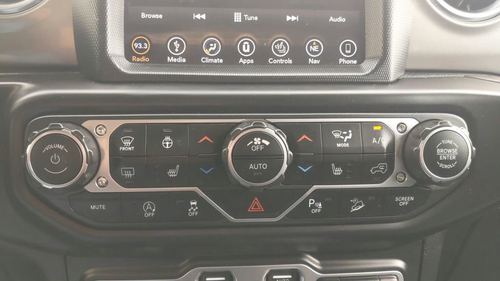 Used 2018 Jeep Wrangler Unlimited Sahara w/ Dual Top Group AWD/4WD image 25