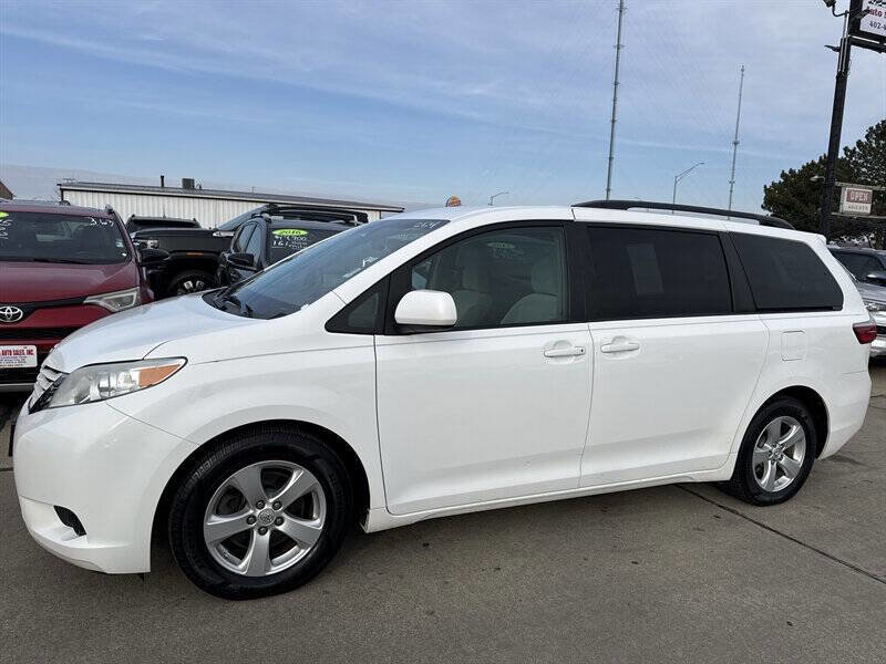 Used 2017 Toyota Sienna LE image 2