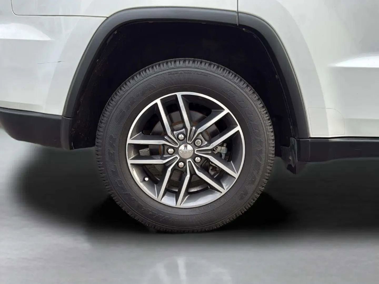 Used 2018 Jeep Grand Cherokee Limited image 31