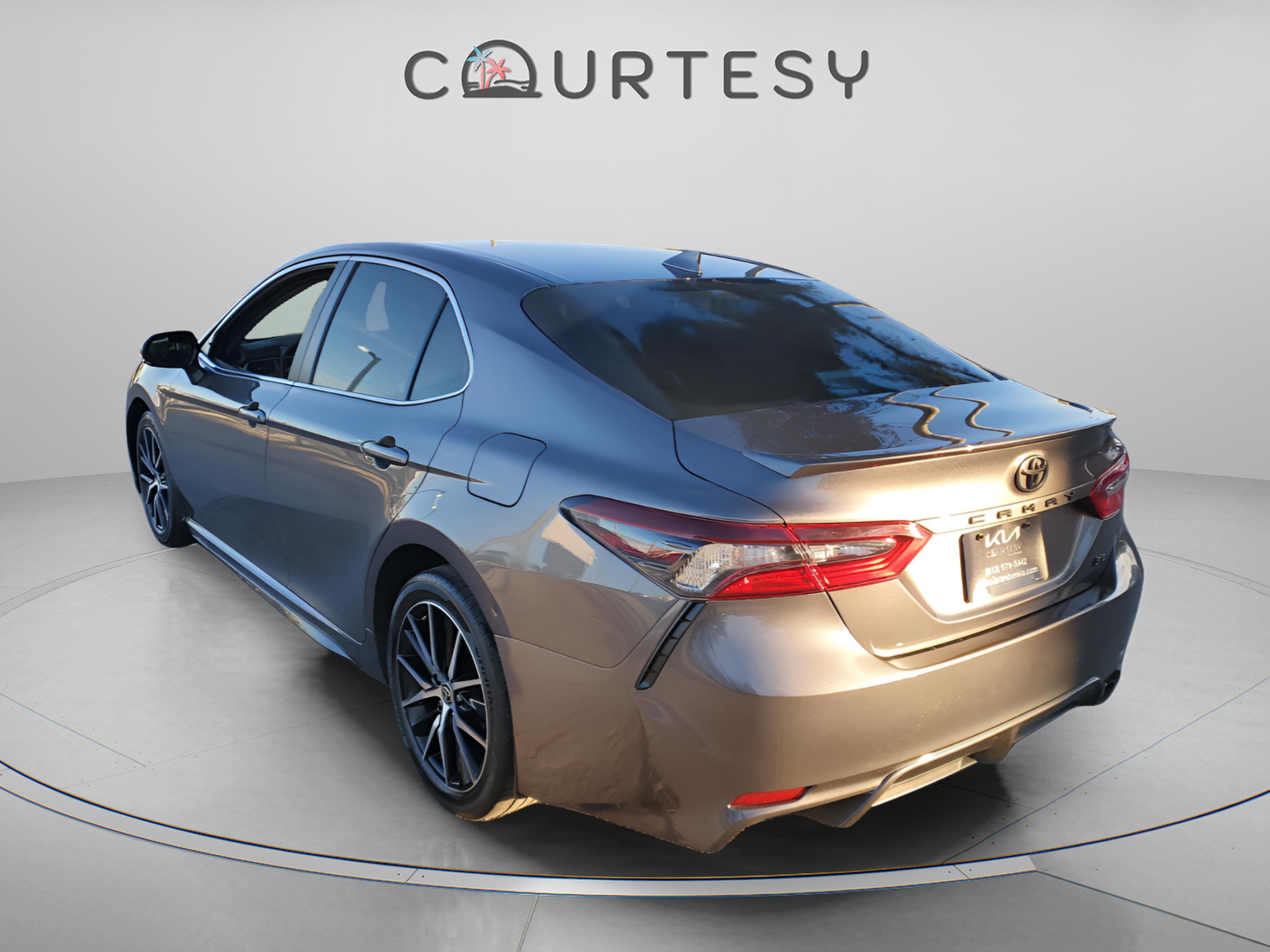 Used 2024 Toyota Camry SE image 3