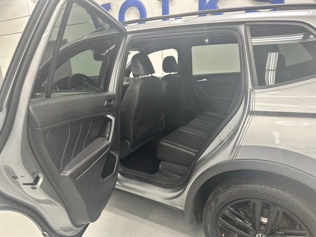 Certified 2022 Volkswagen Tiguan SE R-Line image 9