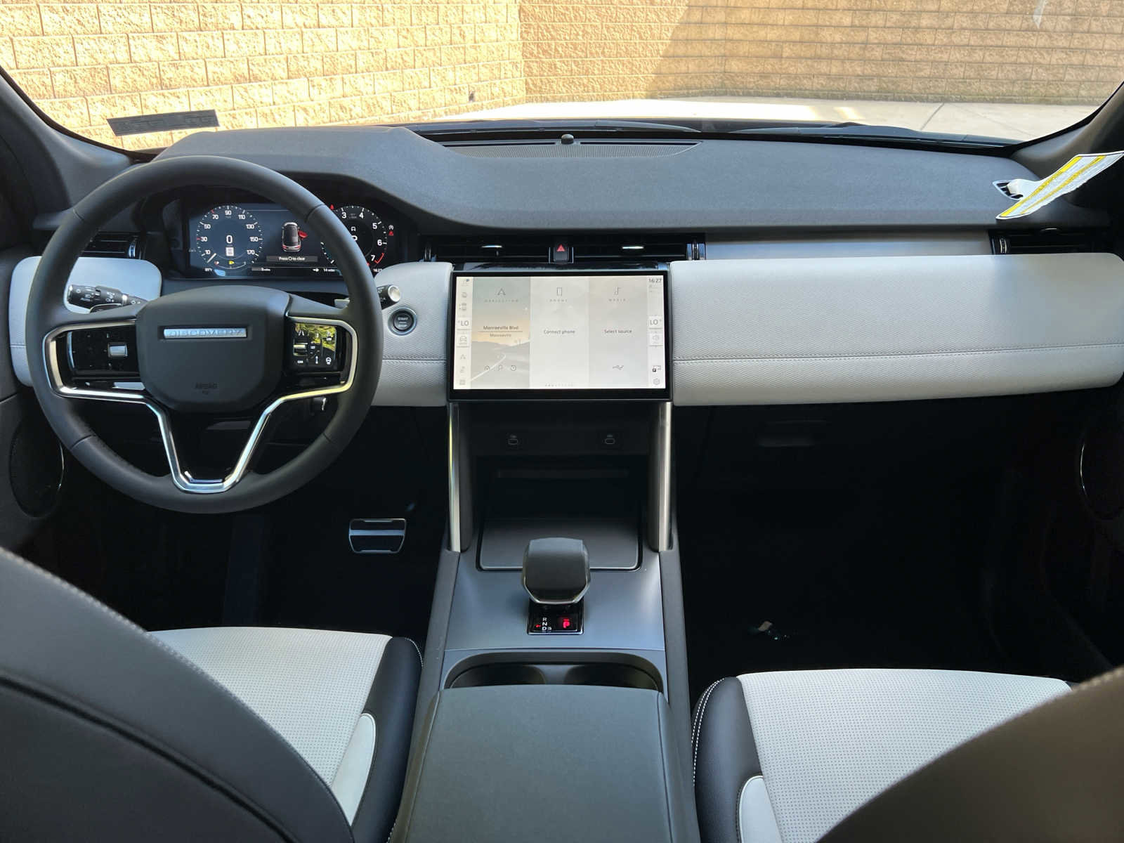 Used 2025 Land Rover Discovery Sport Dynamic SE image 8