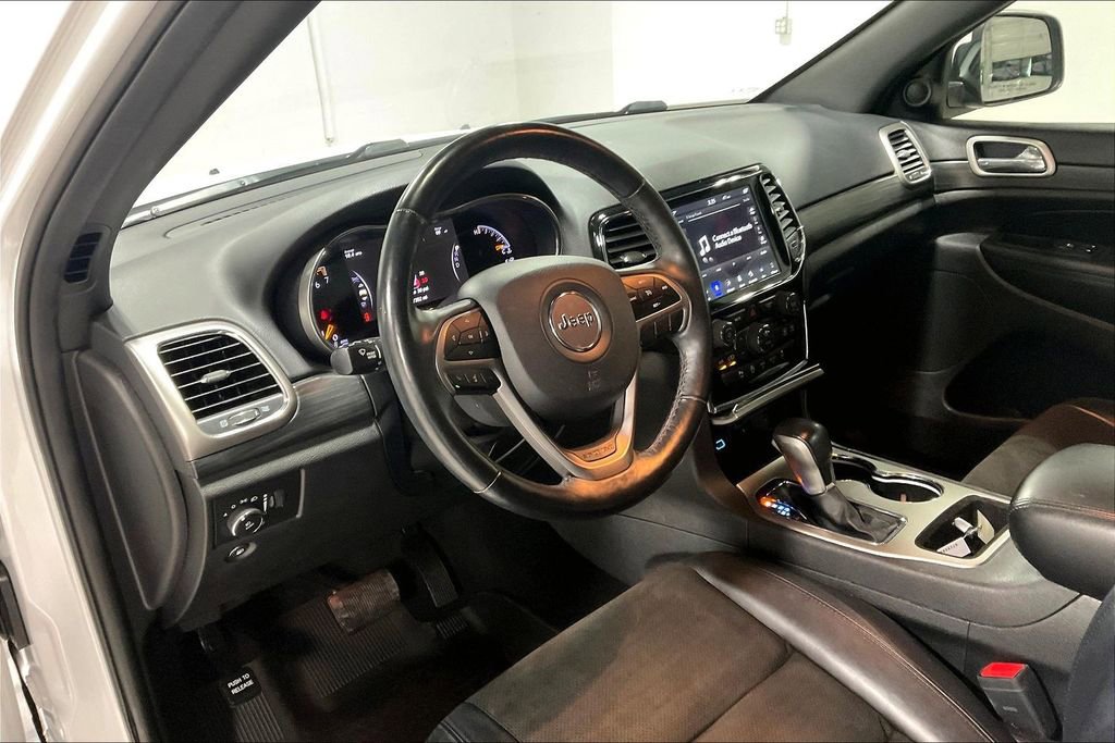 Used 2019 Jeep Grand Cherokee Altitude image 16