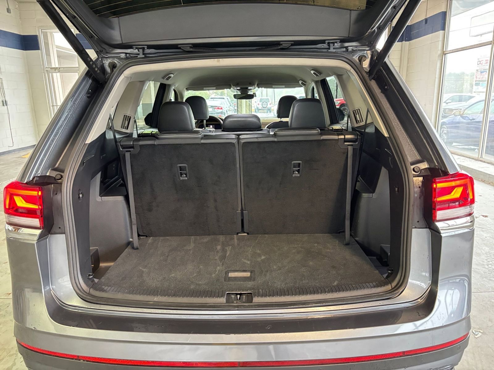 Used 2025 Volkswagen Atlas SE image 31