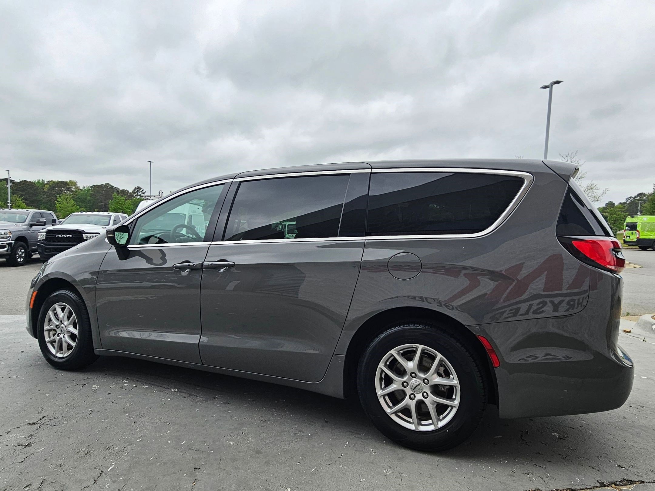 Used 2023 Chrysler Pacifica Touring-L image 5
